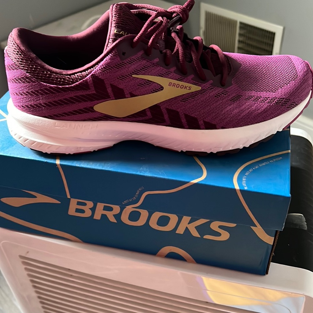 Brooks athletic shoes 9.5 womens !